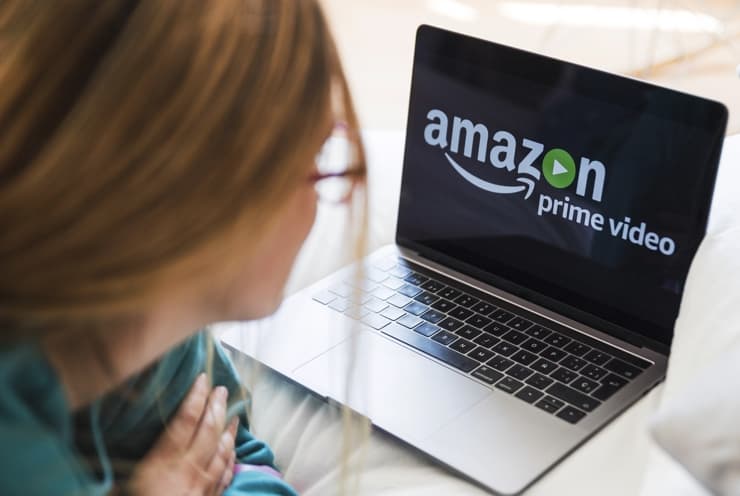 搭載したAmazonの技術を確認する女性